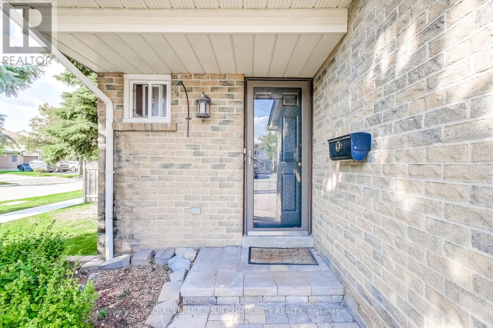 17 Truro Crescent, Toronto, Ontario  M1V 2H7 - Photo 5 - E12435170