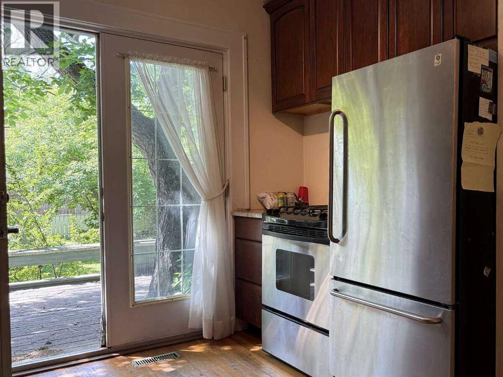 Property at 133 10 Avenue NE image 3