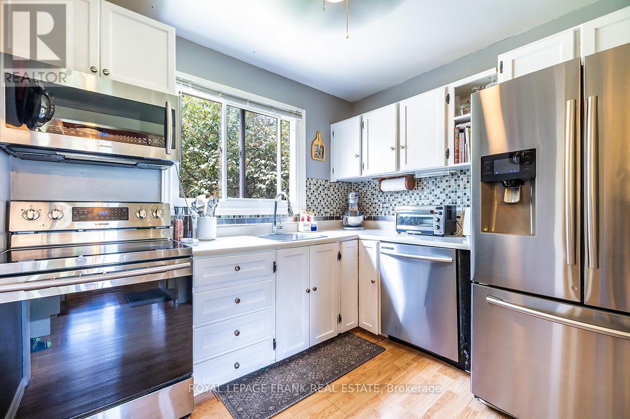 16 Shelley Drive, Kawartha Lakes, Ontario  K0M 2C0 - Photo 12 - X12435314