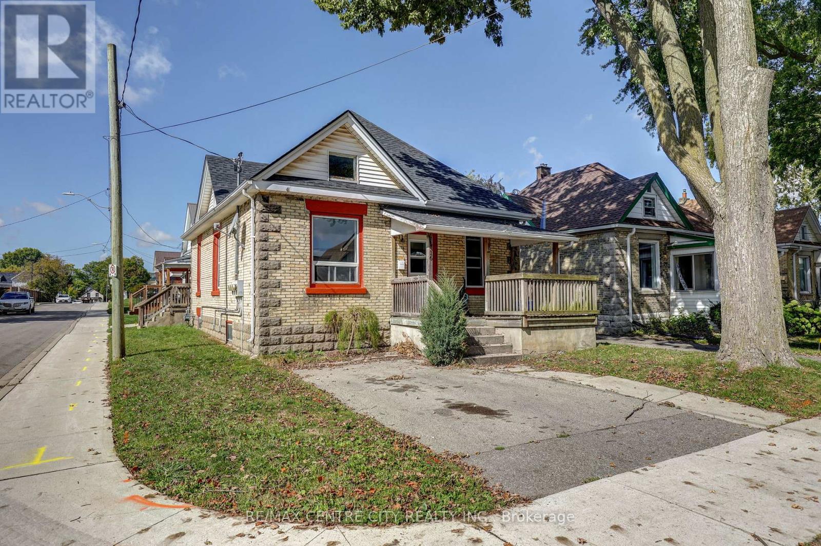 16 Woodworth Avenue, St. Thomas, Ontario  N5P 3J4 - Photo 1 - X12435332