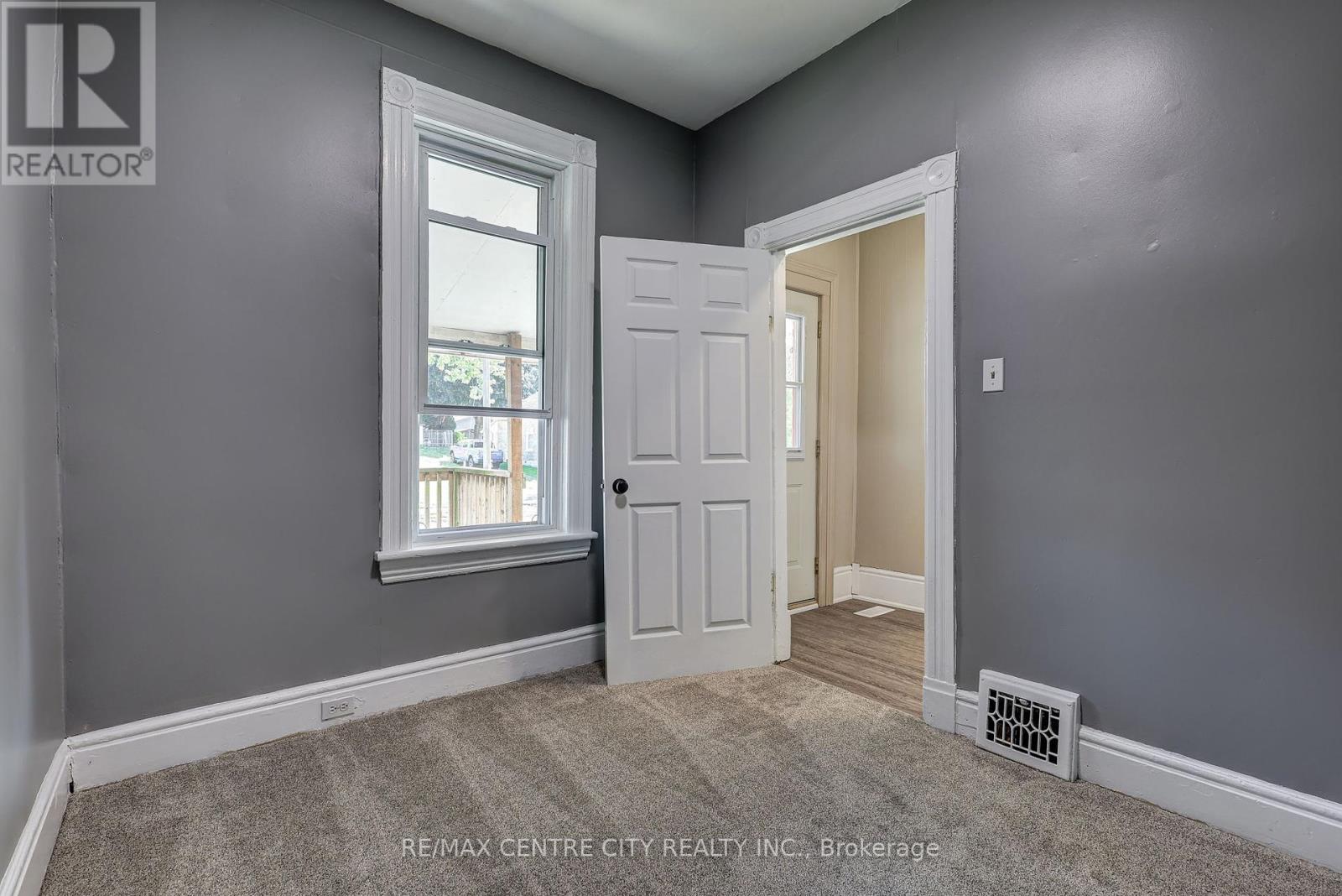 16 Woodworth Avenue, St. Thomas, Ontario  N5P 3J4 - Photo 12 - X12435332