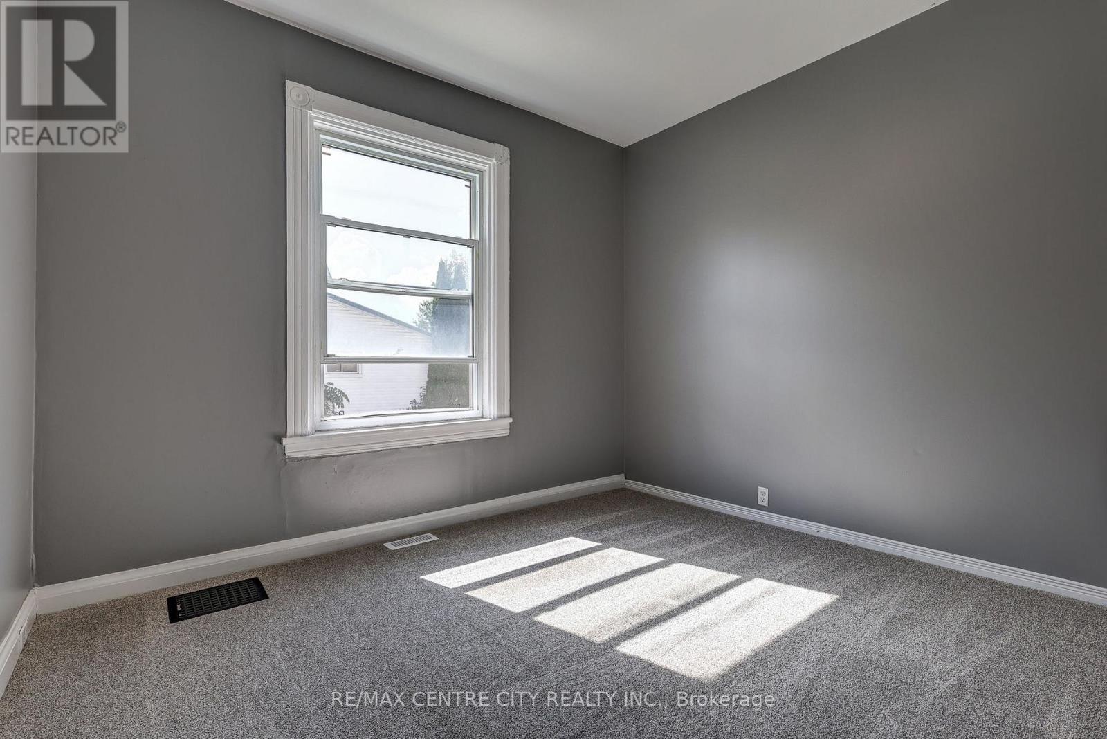 16 Woodworth Avenue, St. Thomas, Ontario  N5P 3J4 - Photo 13 - X12435332