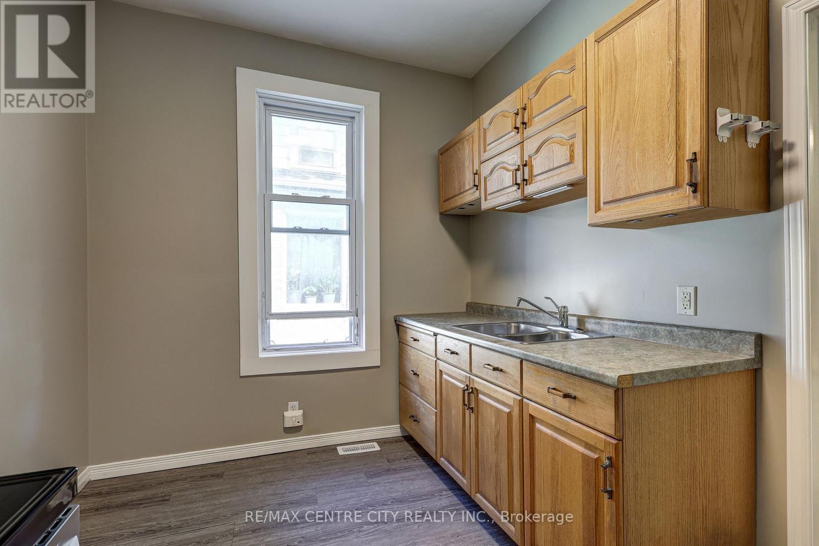 16 Woodworth Avenue, St. Thomas, Ontario  N5P 3J4 - Photo 17 - X12435332