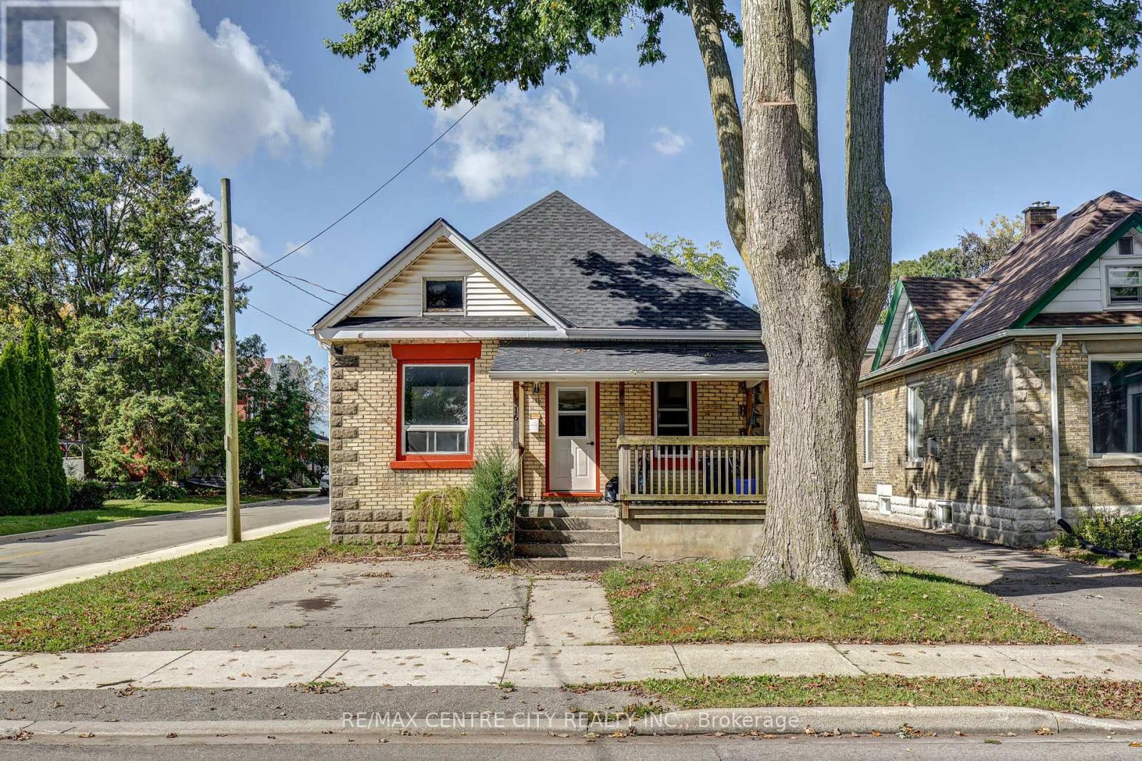 16 Woodworth Avenue, St. Thomas, Ontario  N5P 3J4 - Photo 2 - X12435332