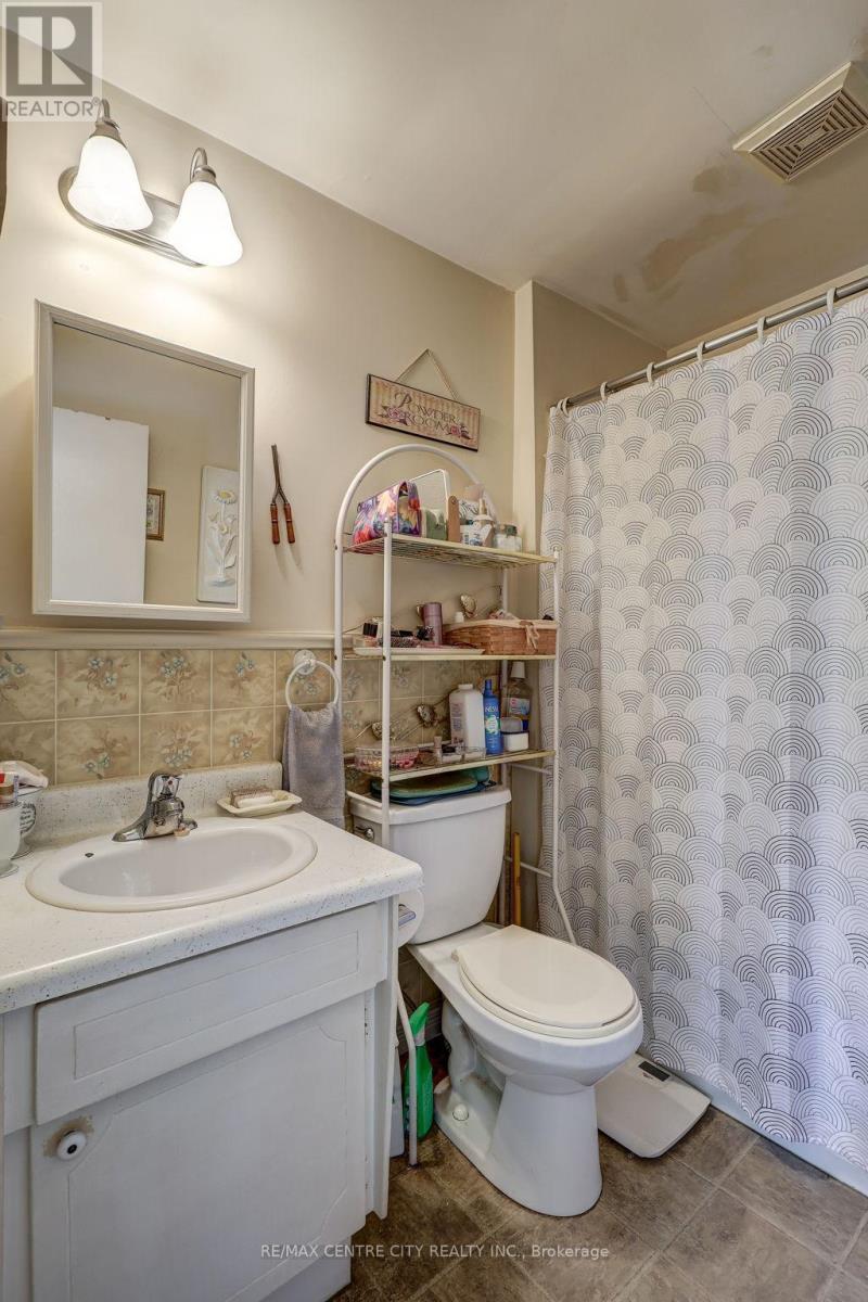 16 Woodworth Avenue, St. Thomas, Ontario  N5P 3J4 - Photo 25 - X12435332