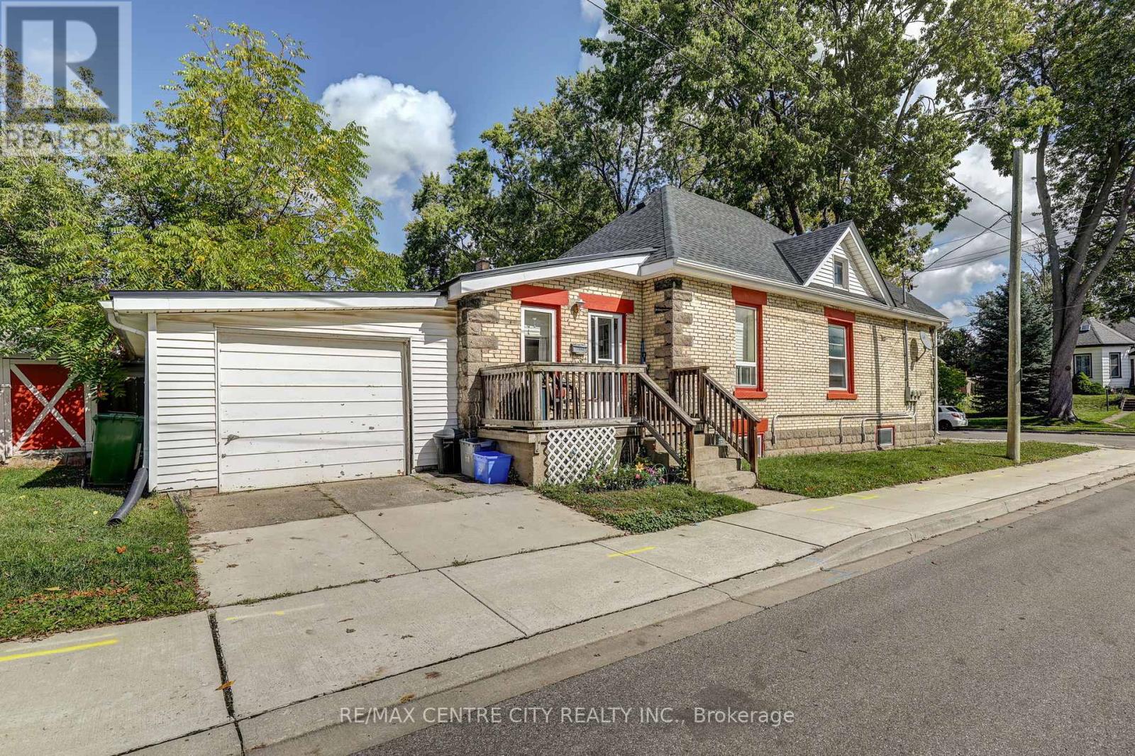 16 Woodworth Avenue, St. Thomas, Ontario  N5P 3J4 - Photo 3 - X12435332