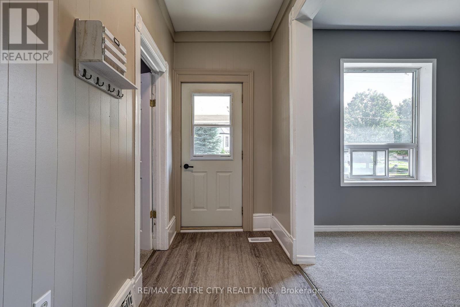 16 Woodworth Avenue, St. Thomas, Ontario  N5P 3J4 - Photo 4 - X12435332