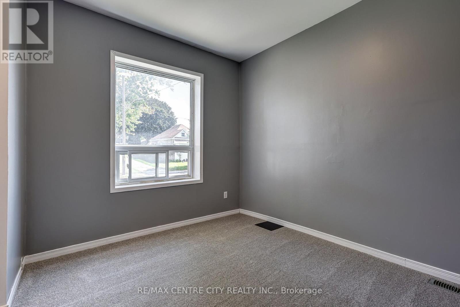16 Woodworth Avenue, St. Thomas, Ontario  N5P 3J4 - Photo 7 - X12435332
