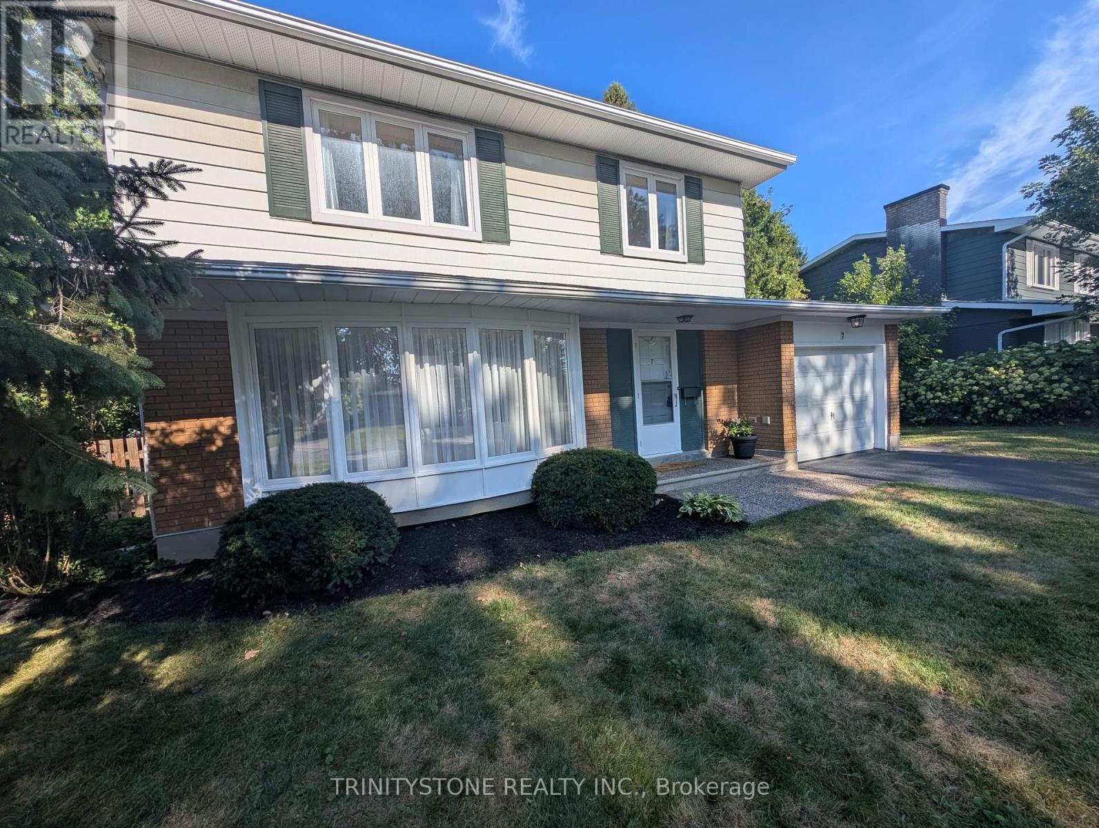 7 Pulford Crescent, Ottawa, Ontario  K2B 6L6 - Photo 2 - X12435294
