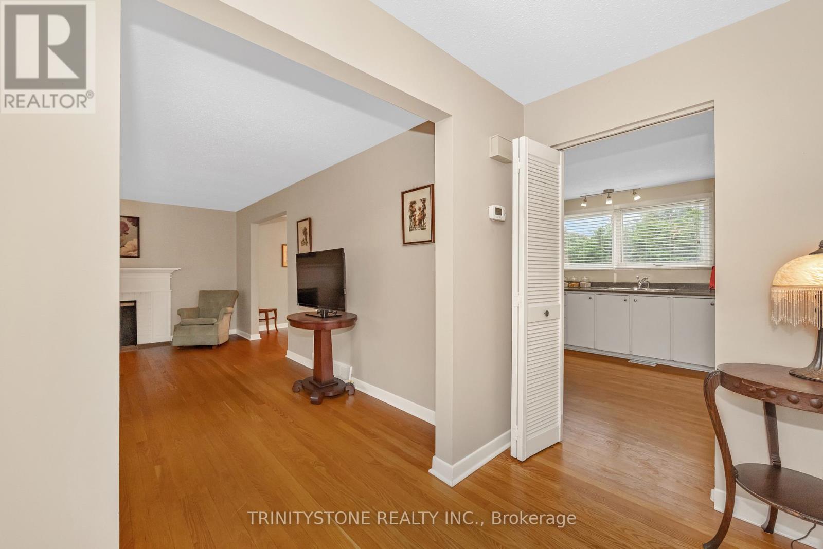 7 Pulford Crescent, Ottawa, Ontario  K2B 6L6 - Photo 4 - X12435294