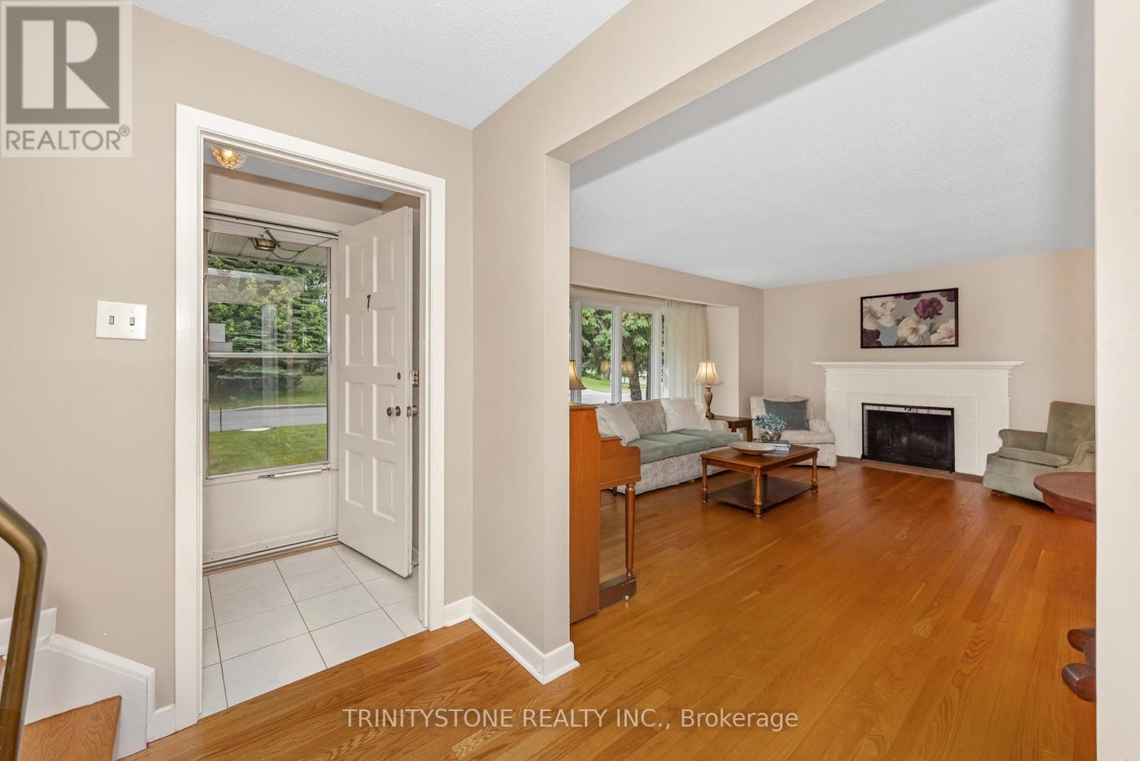 7 Pulford Crescent, Ottawa, Ontario  K2B 6L6 - Photo 5 - X12435294