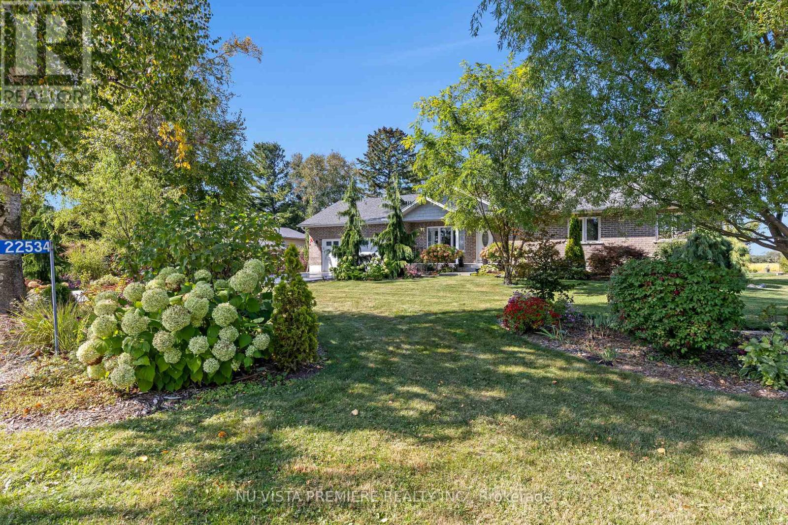 Photo 3 of 39 for 22534 Queens Line