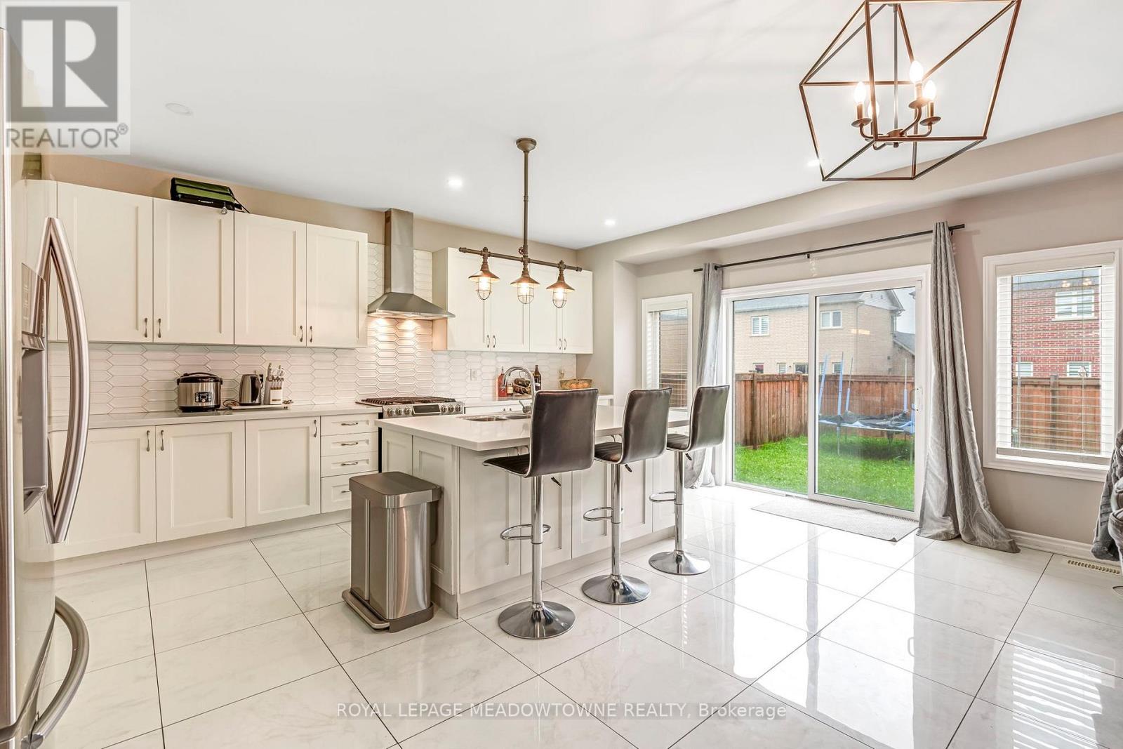 1029 Barton Way, Innisfil, Ontario  L9S 4R7 - Photo 13 - N12435054