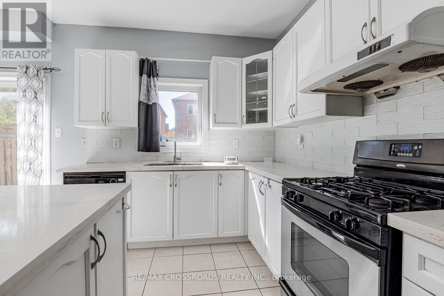 81 Lahore Crescent, Markham, Ontario  L3S 0A6 - Photo 10 - N12426650