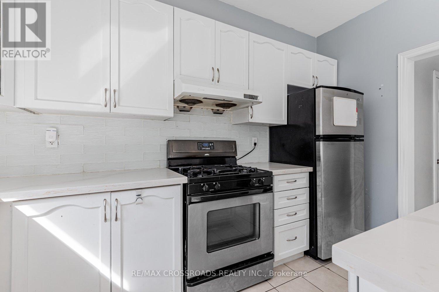 81 Lahore Crescent, Markham, Ontario  L3S 0A6 - Photo 11 - N12426650
