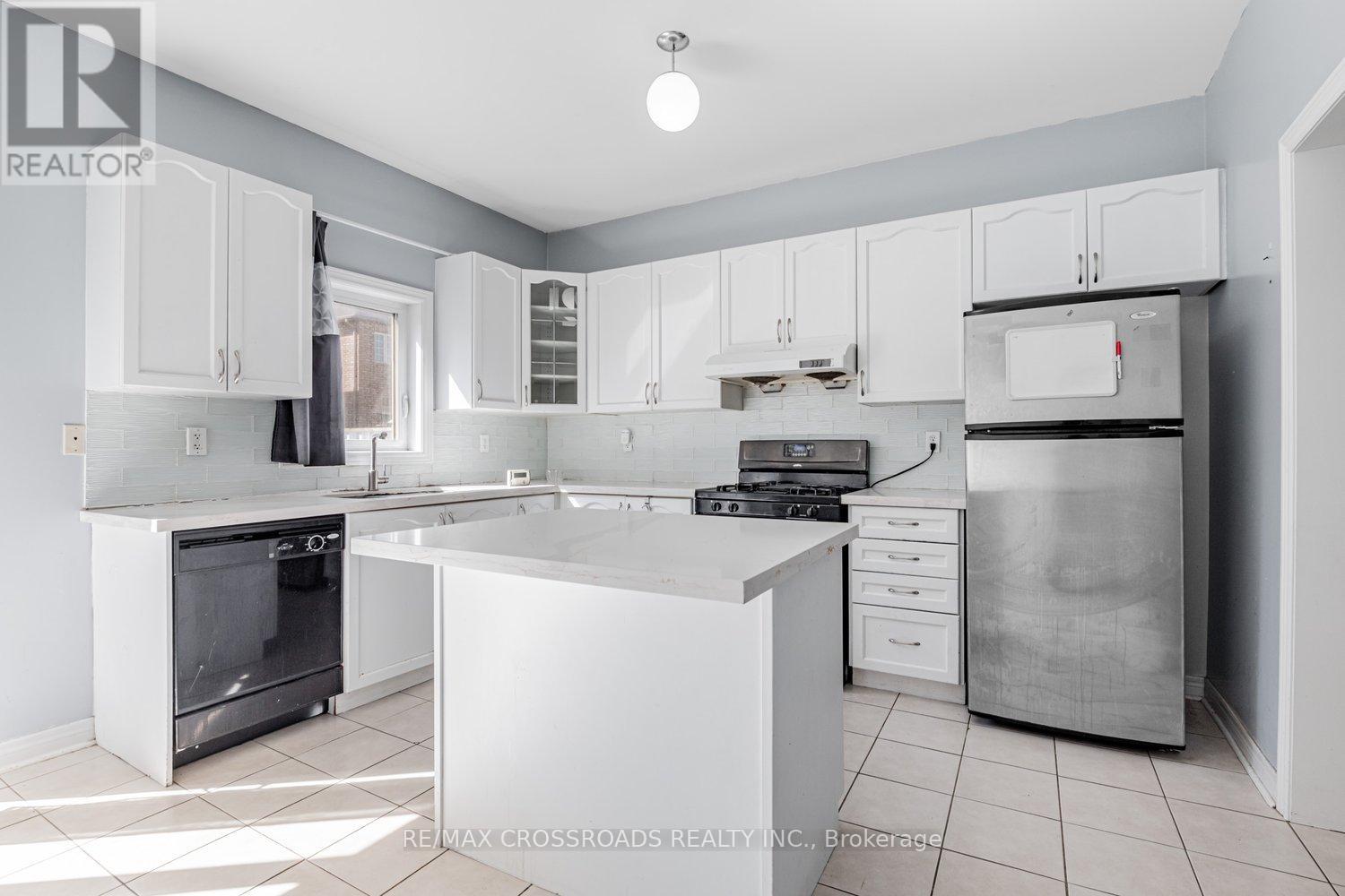 81 Lahore Crescent, Markham, Ontario  L3S 0A6 - Photo 9 - N12426650