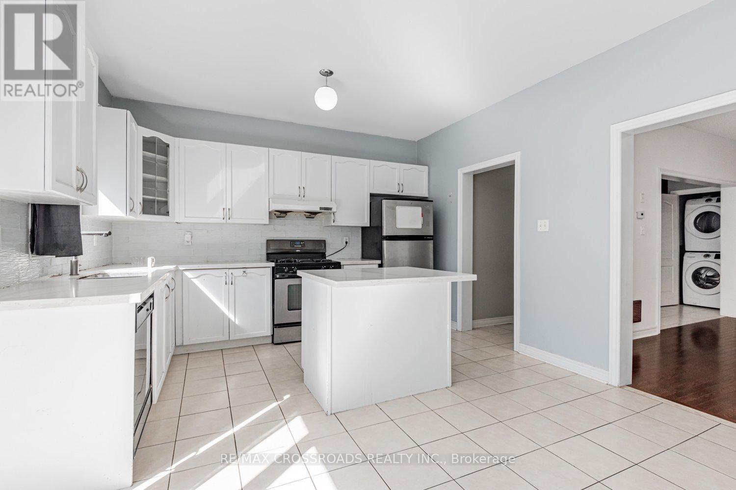 81 Lahore Crescent, Markham, Ontario  L3S 0A6 - Photo 8 - N12426650