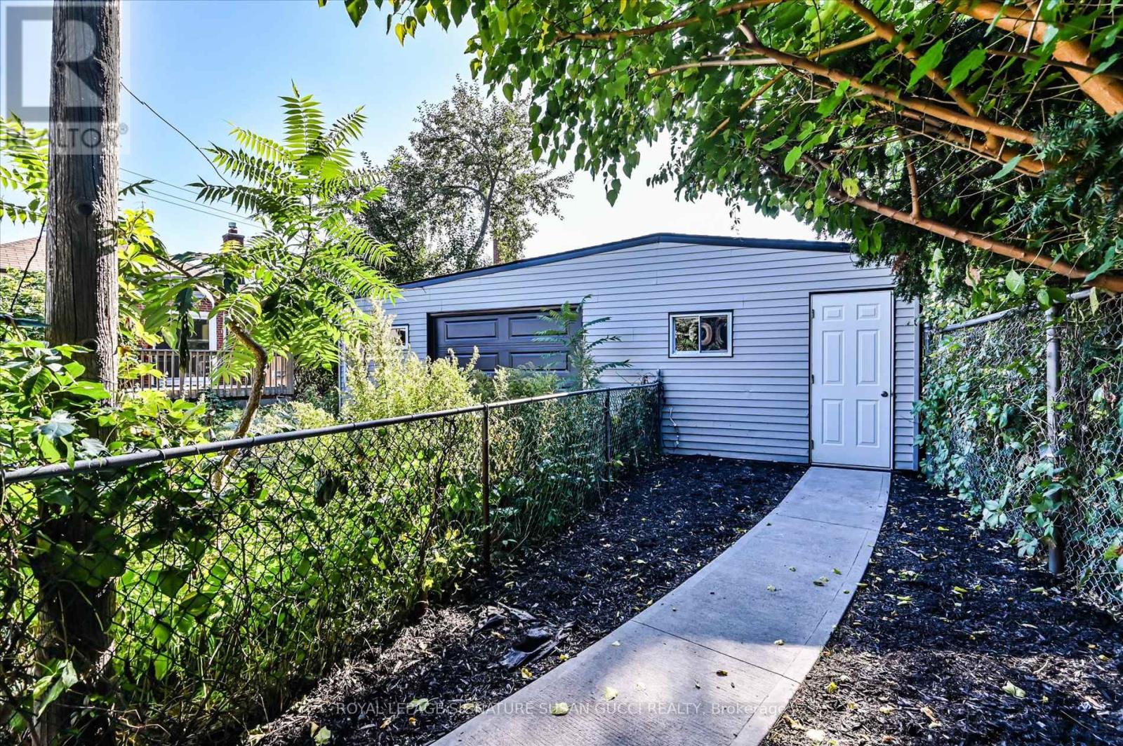 972 Cosburn Avenue, Toronto, Ontario  M4C 2W9 - Photo 33 - E12435258