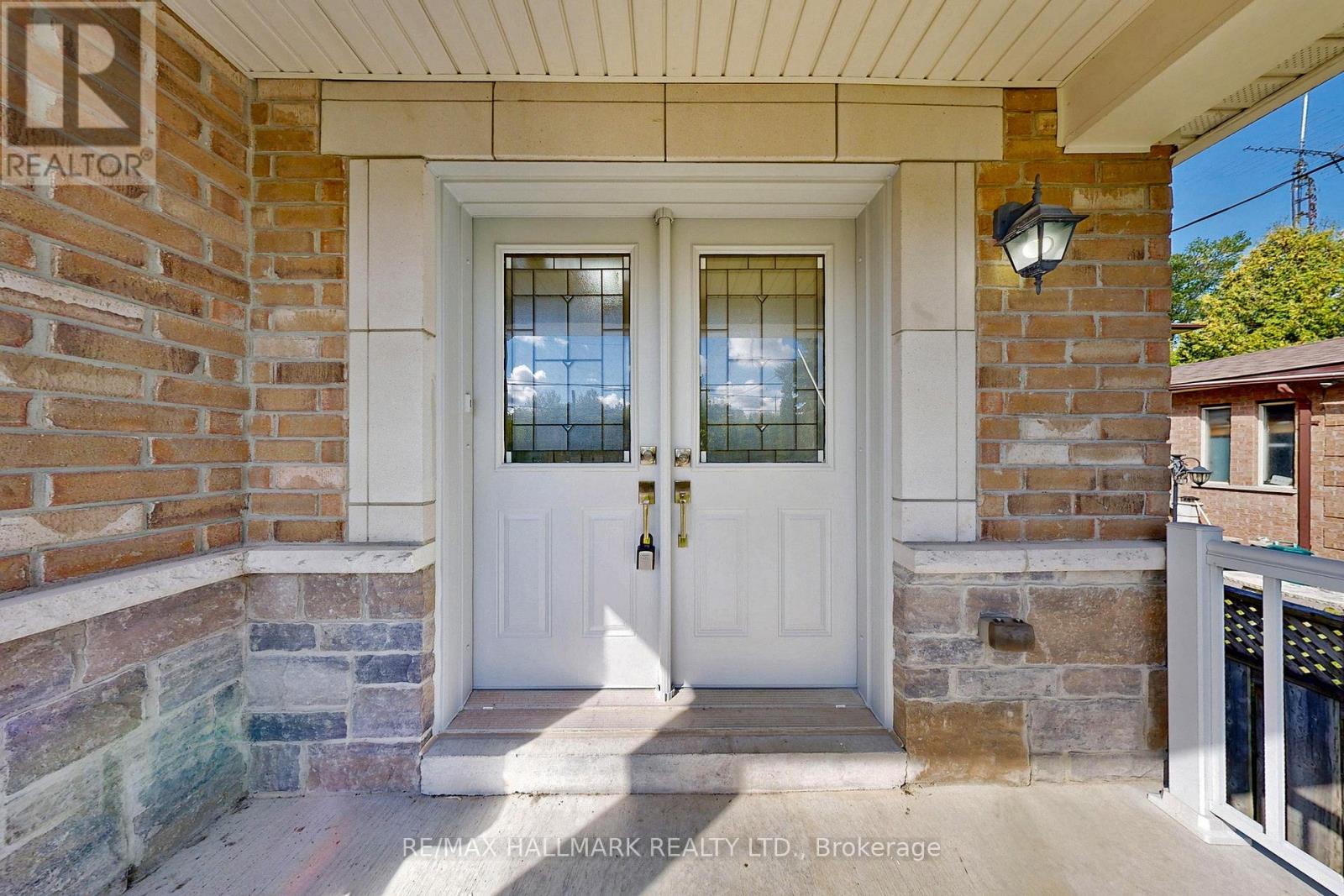 138 Olde Bayview Avenue, Richmond Hill, Ontario  L4E 3C7 - Photo 3 - N12435254