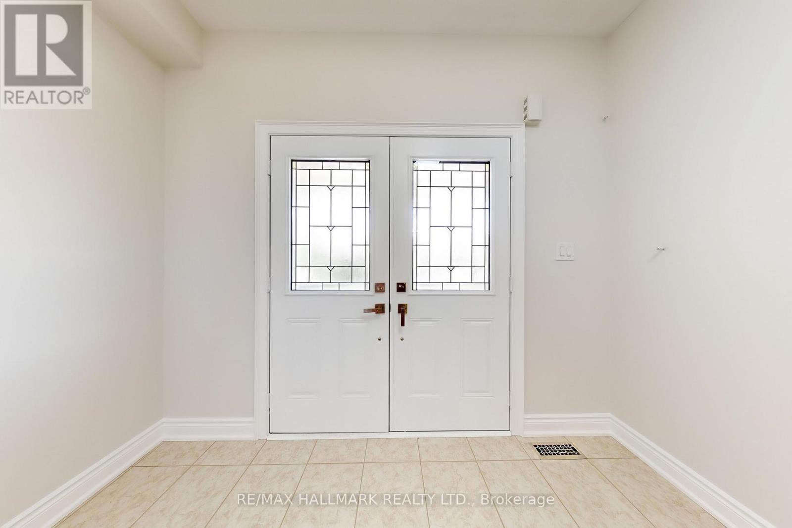 138 Olde Bayview Avenue, Richmond Hill, Ontario  L4E 3C7 - Photo 4 - N12435254