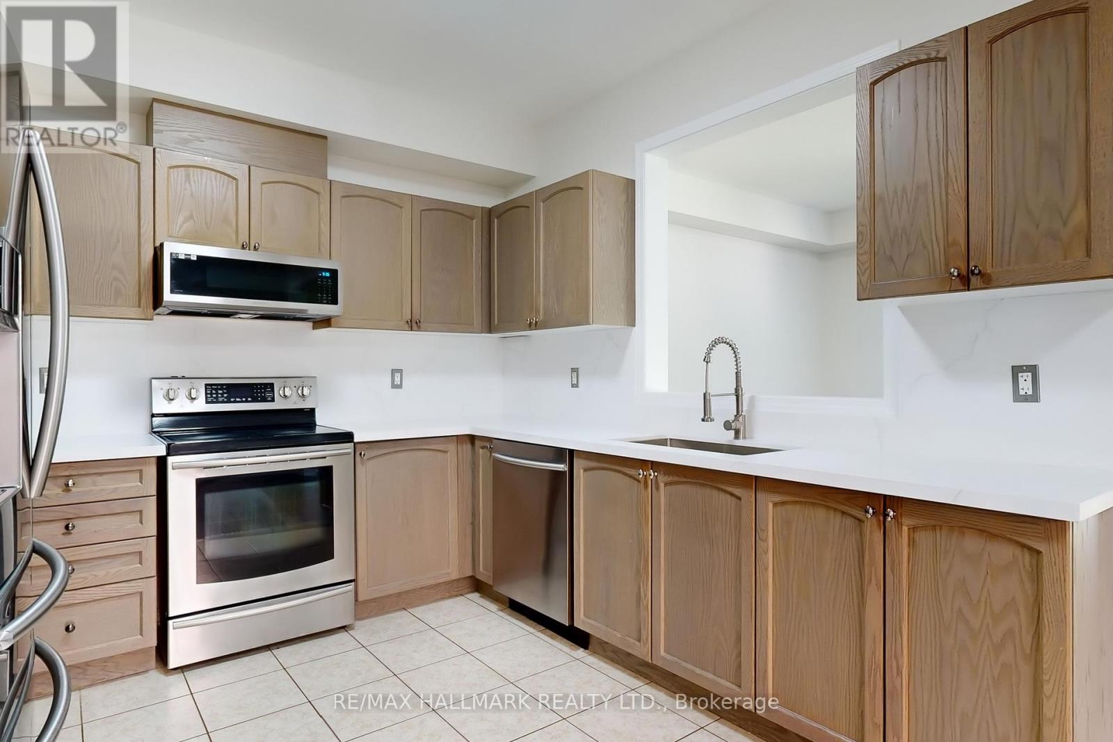 138 Olde Bayview Avenue, Richmond Hill, Ontario  L4E 3C7 - Photo 8 - N12435254