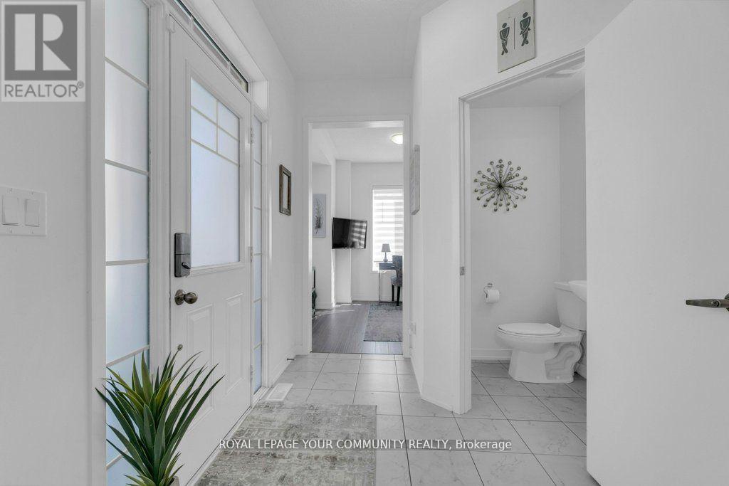 258 Harding Park Street, Newmarket, Ontario  L3Y 0E1 - Photo 4 - N12435313
