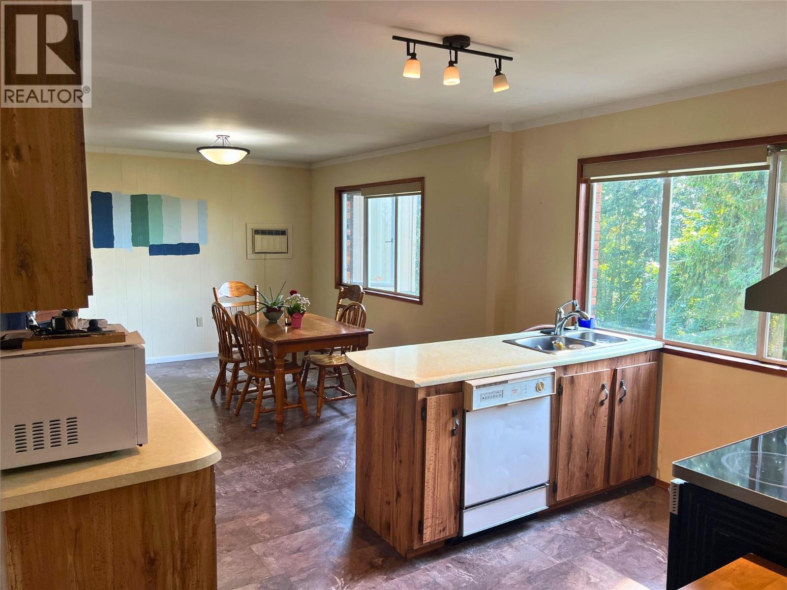 7508 Crowfoot Drive, Anglemont, British Columbia  V0E 1M8 - Photo 2 - 10363526