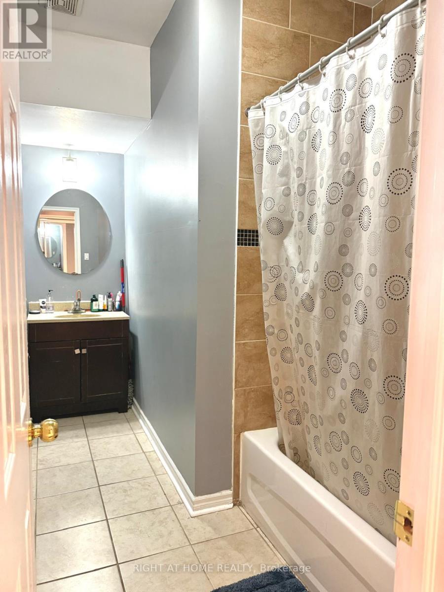 11 Alamosa Court, Brampton, Ontario  L6Y 2Z3 - Photo 12 - W12435310