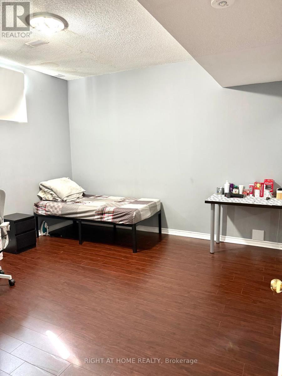 11 Alamosa Court, Brampton, Ontario  L6Y 2Z3 - Photo 8 - W12435310