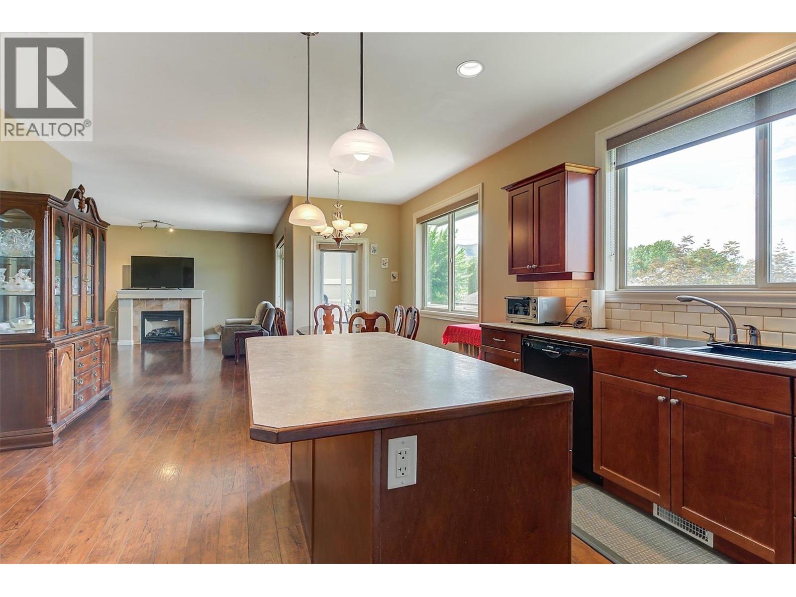 5008 Bunting Court Kelowna Photo 11