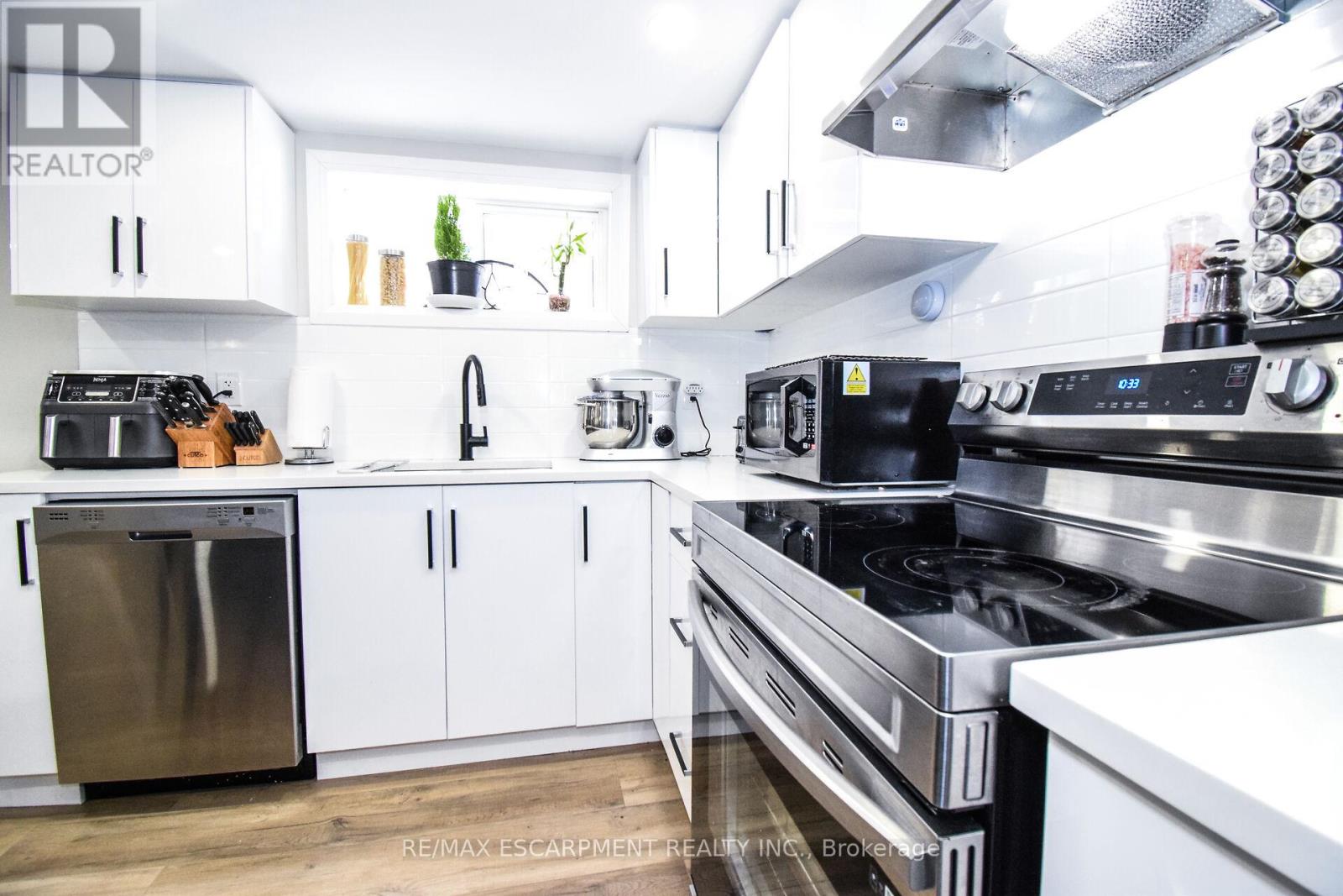 176 East 43rd Street, Hamilton, Ontario  L8T 3C2 - Photo 34 - X12435318