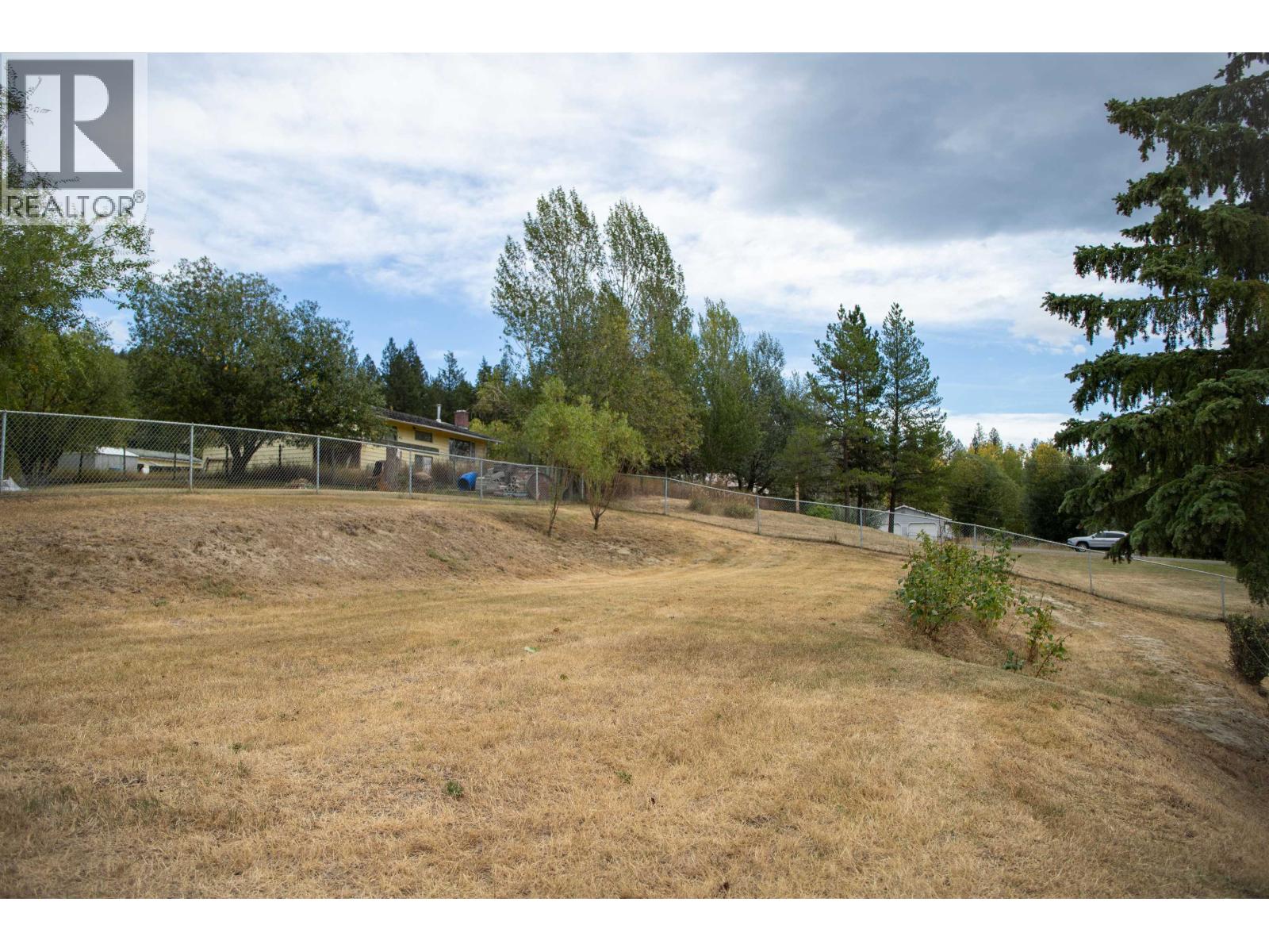 5665 Horse Lake Road, 100 Mile House, British Columbia  V0K 2E1 - Photo 10 - R3051156