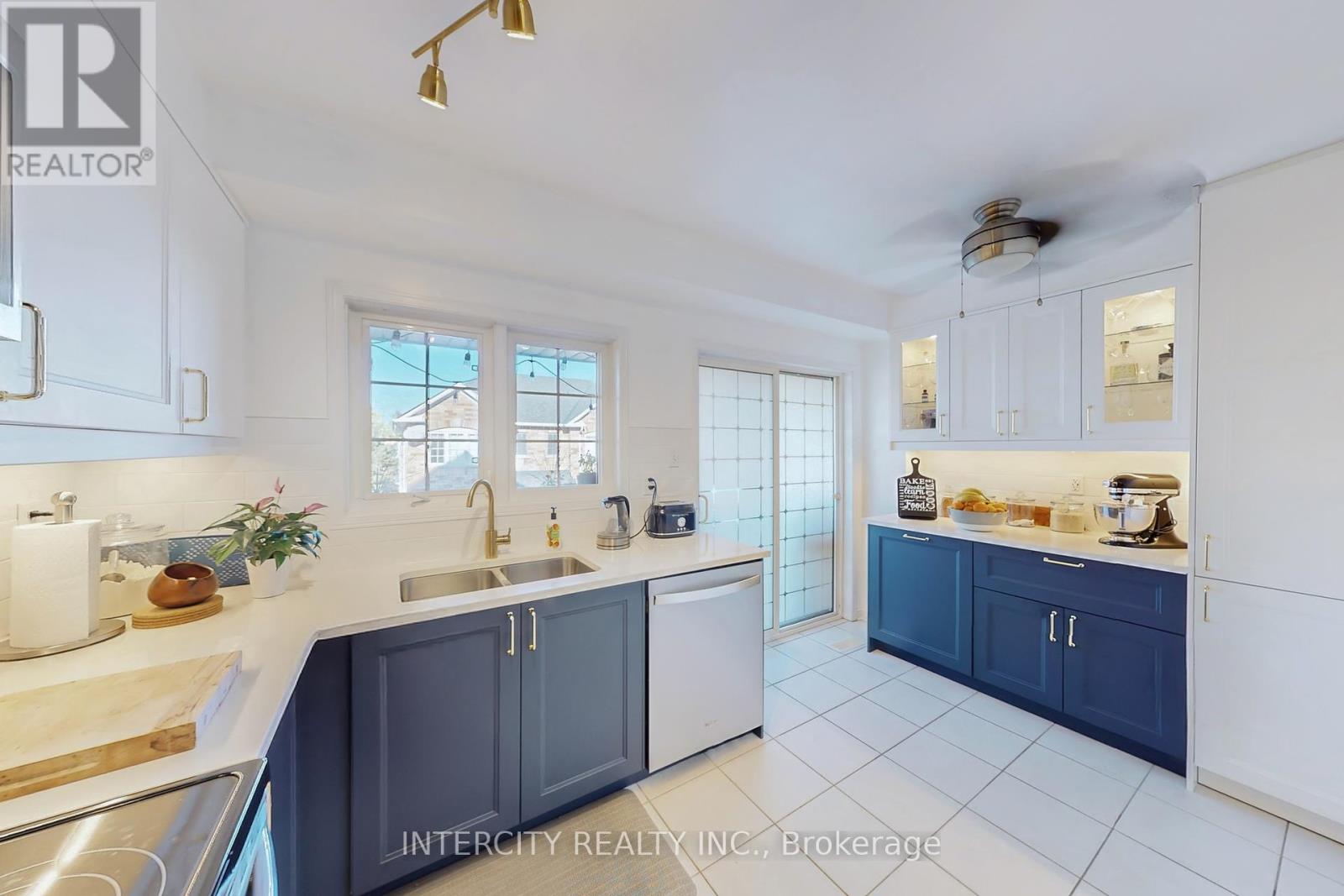 29 Birdstone Crescent, Toronto, Ontario  M6N 5H6 - Photo 19 - W12422630