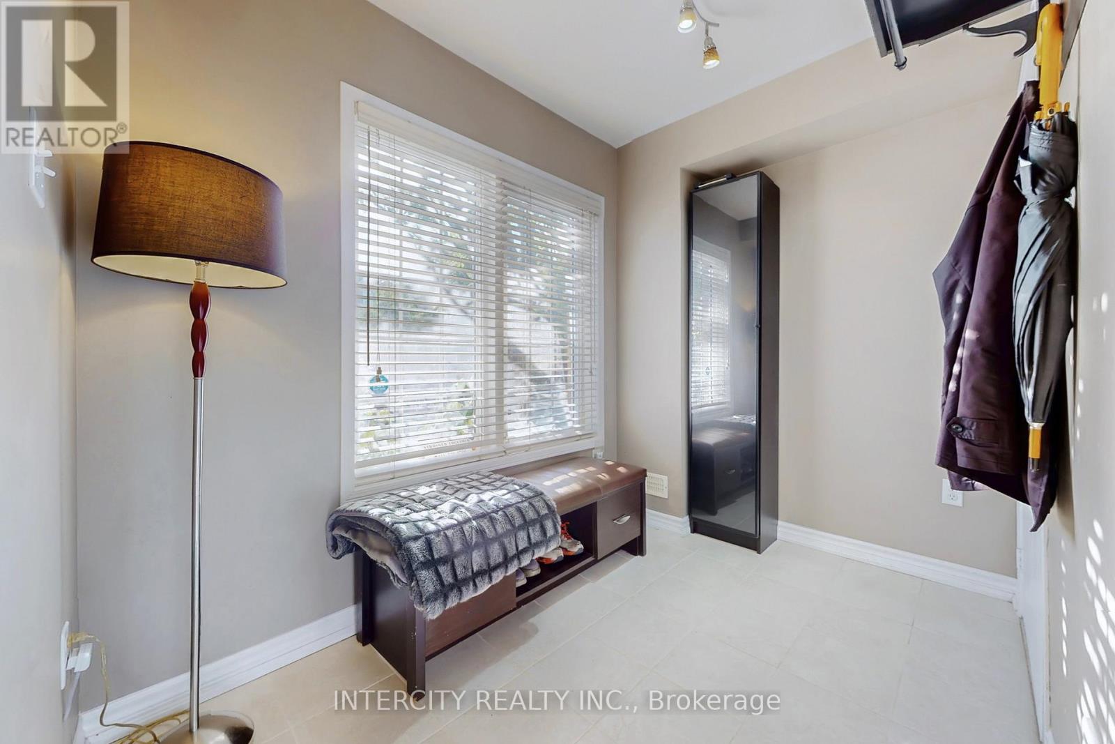 29 Birdstone Crescent, Toronto, Ontario  M6N 5H6 - Photo 6 - W12422630