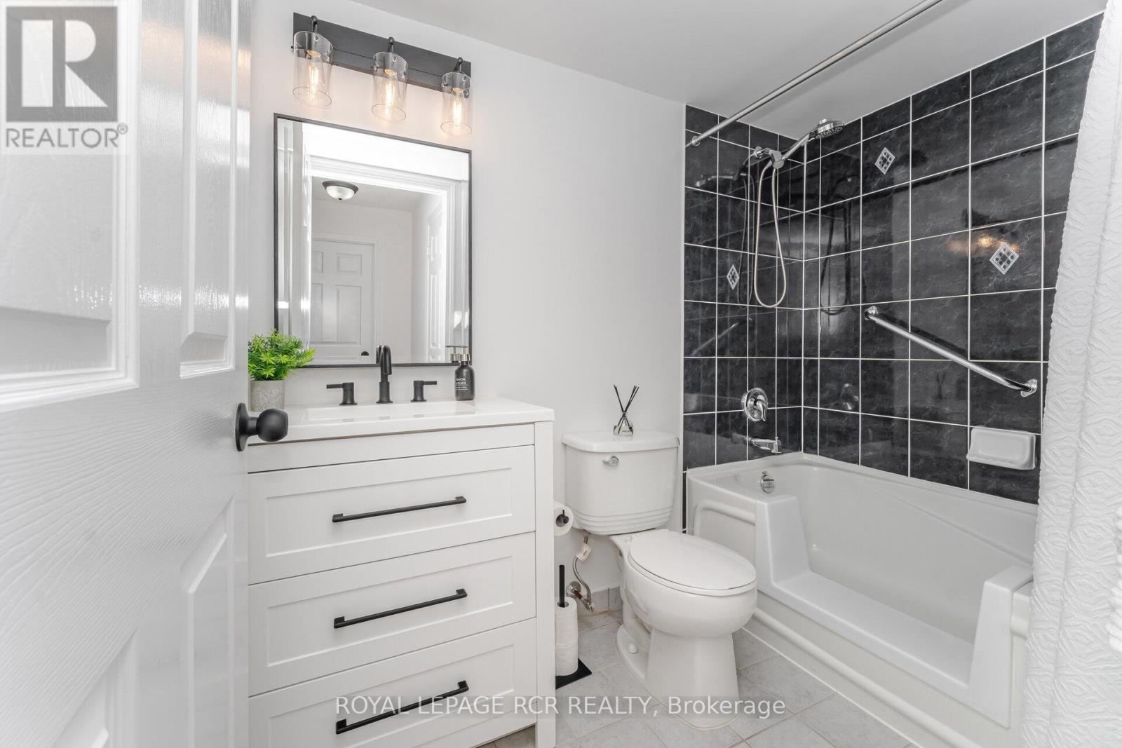 301 - 11 Oneida Crescent, Richmond Hill, Ontario  L4B 0A1 - Photo 12 - N12435361