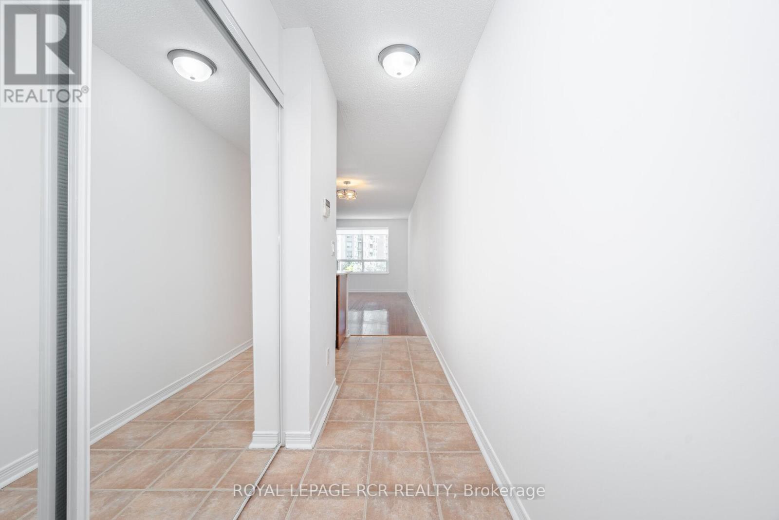 301 - 11 Oneida Crescent, Richmond Hill, Ontario  L4B 0A1 - Photo 3 - N12435361