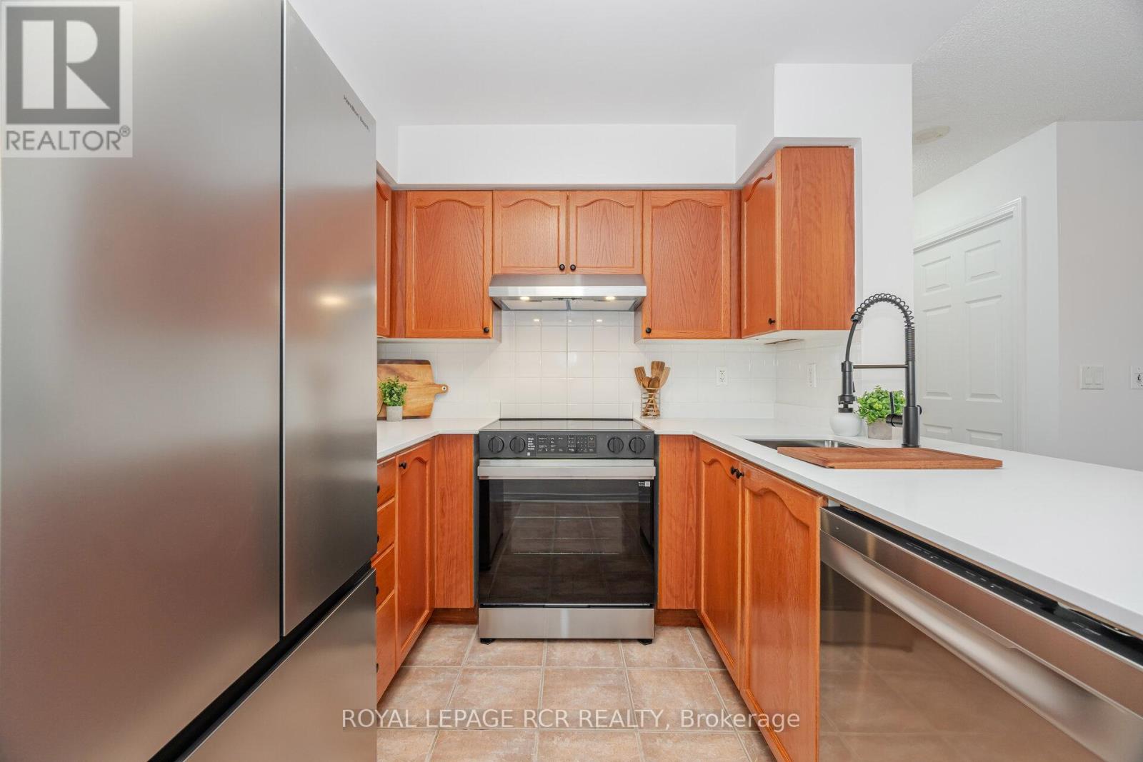 301 - 11 Oneida Crescent, Richmond Hill, Ontario  L4B 0A1 - Photo 4 - N12435361