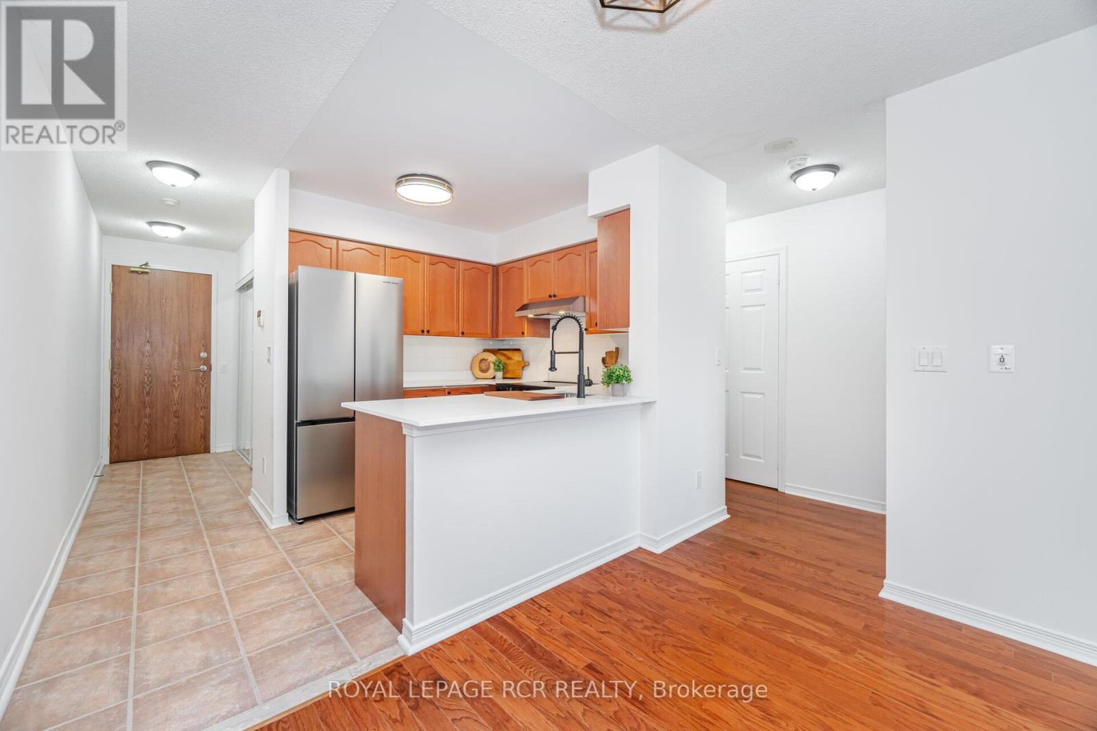 301 - 11 Oneida Crescent, Richmond Hill, Ontario  L4B 0A1 - Photo 5 - N12435361