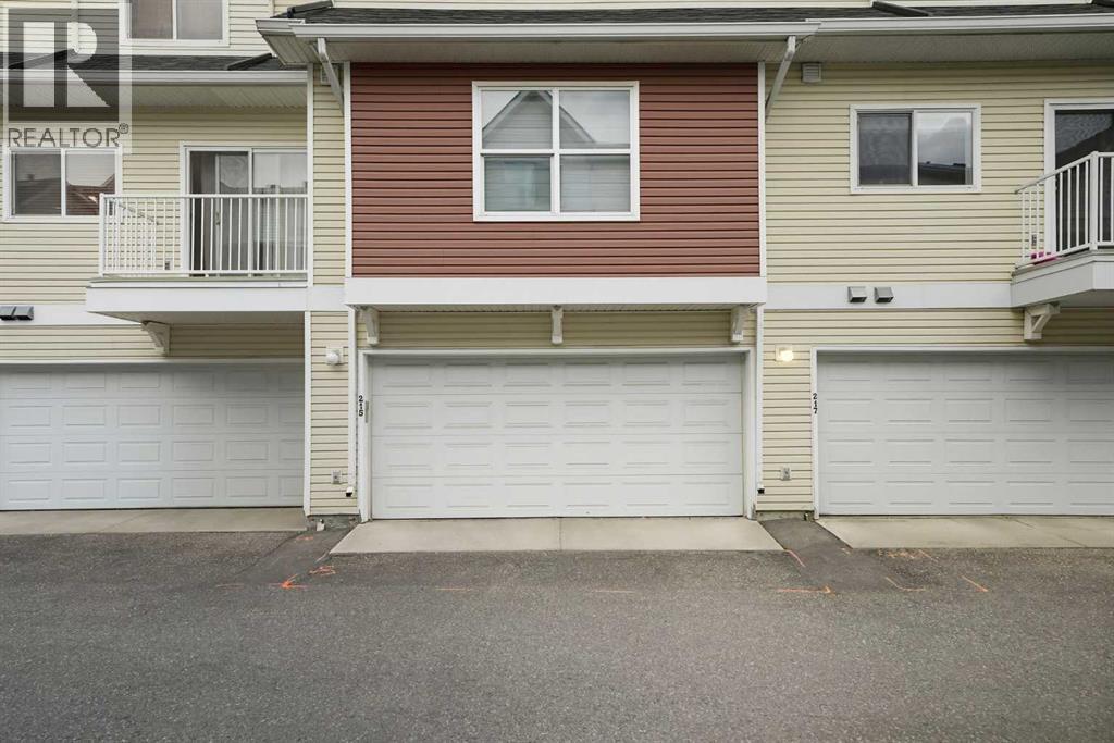 215 Mckenzie Towne Gate Se, Calgary, Alberta  T2Z 4G2 - Photo 18 - A2259893