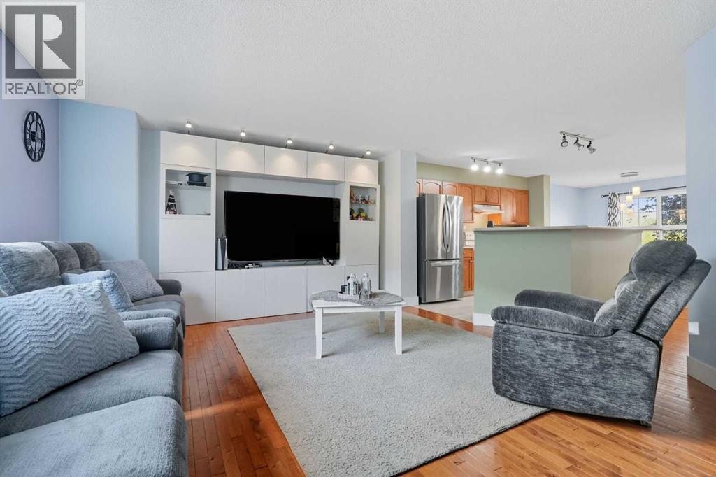 215 Mckenzie Towne Gate Se, Calgary, Alberta  T2Z 4G2 - Photo 6 - A2259893