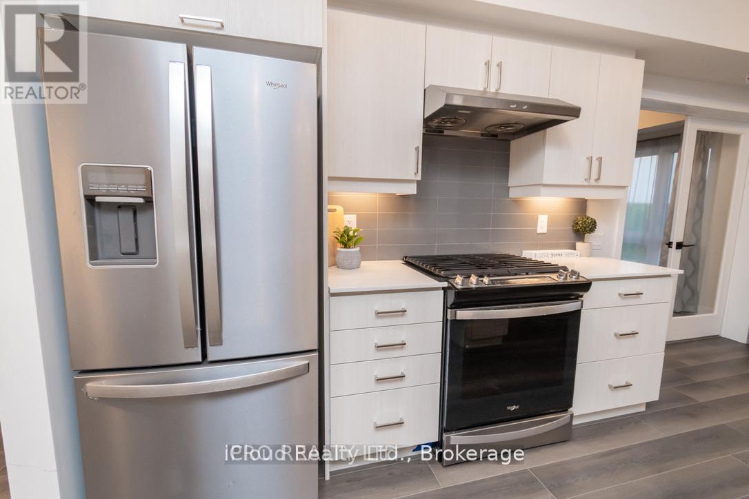 401 - 4 Spice Way, Barrie, Ontario  L9J 0M2 - Photo 13 - S12372145