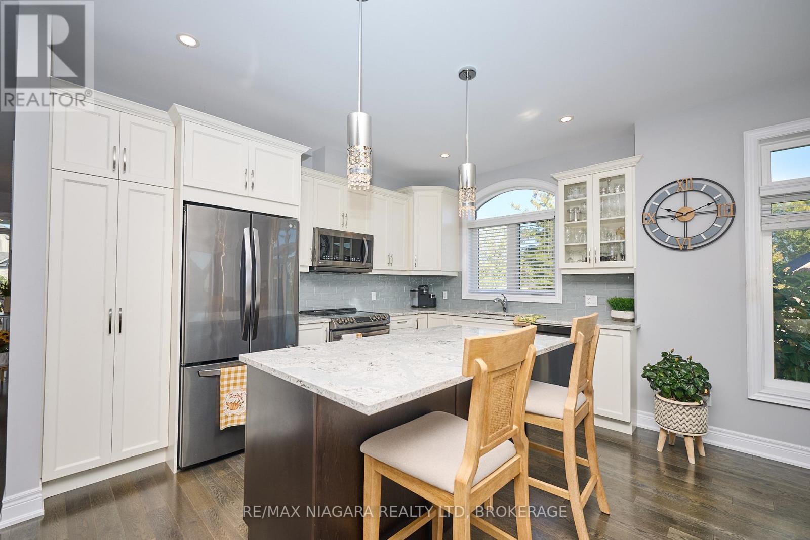 4049 Village Creek Drive, Fort Erie, Ontario  L0S 1S0 - Photo 12 - X12435395