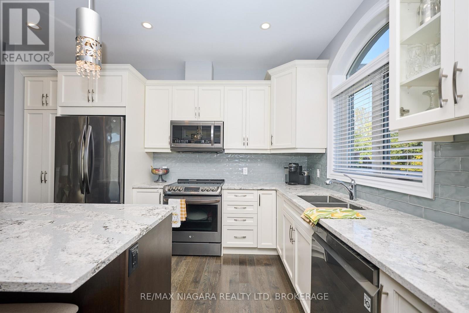 4049 Village Creek Drive, Fort Erie, Ontario  L0S 1S0 - Photo 13 - X12435395