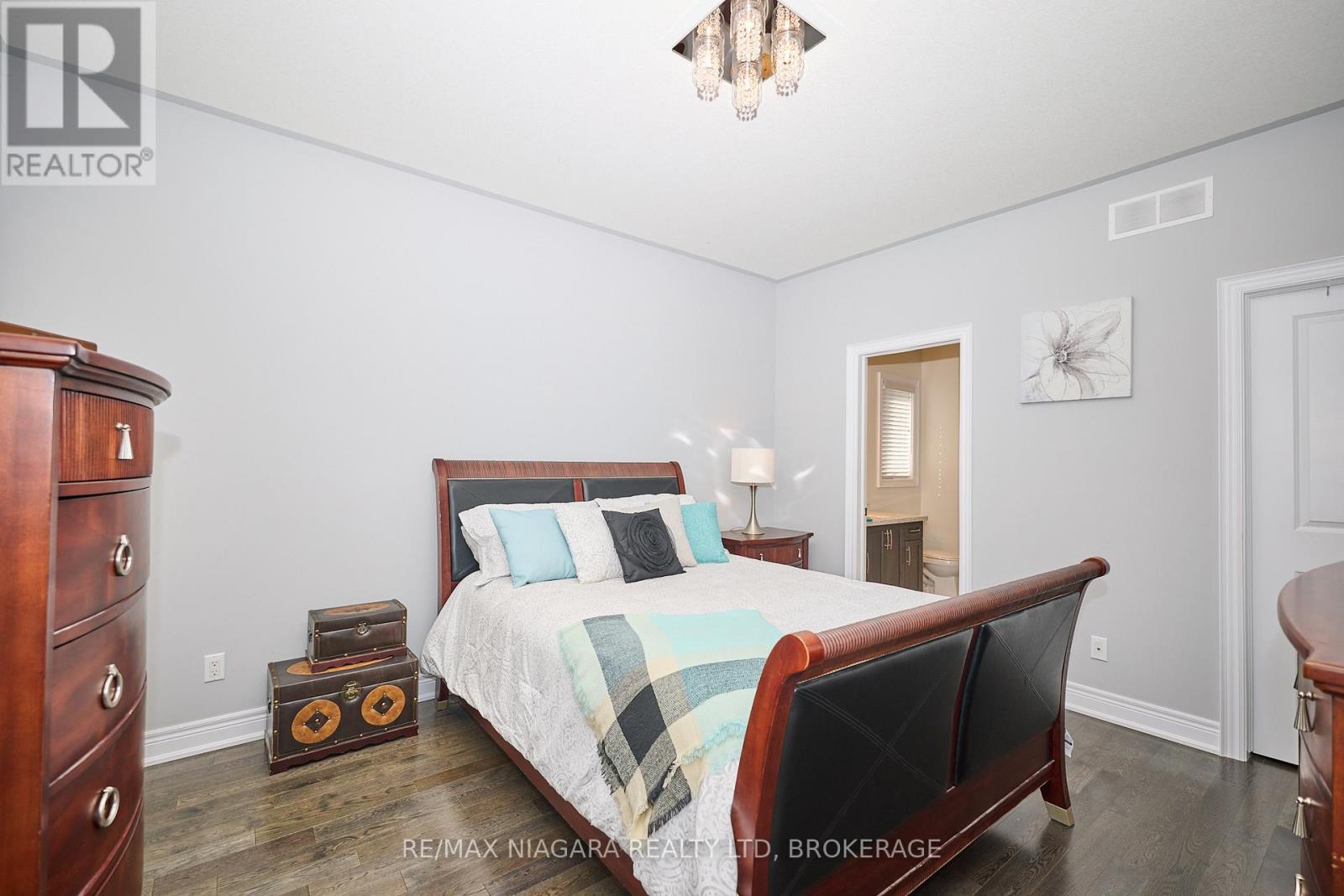 4049 Village Creek Drive, Fort Erie, Ontario  L0S 1S0 - Photo 17 - X12435395