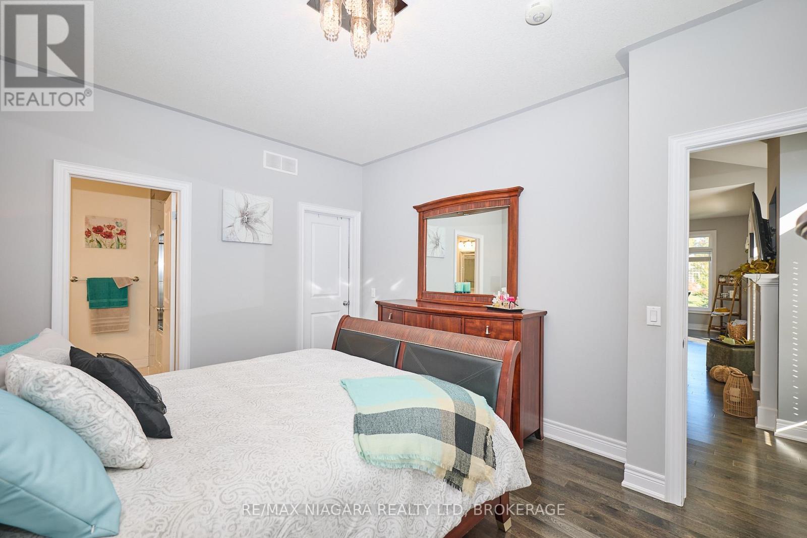 4049 Village Creek Drive, Fort Erie, Ontario  L0S 1S0 - Photo 18 - X12435395