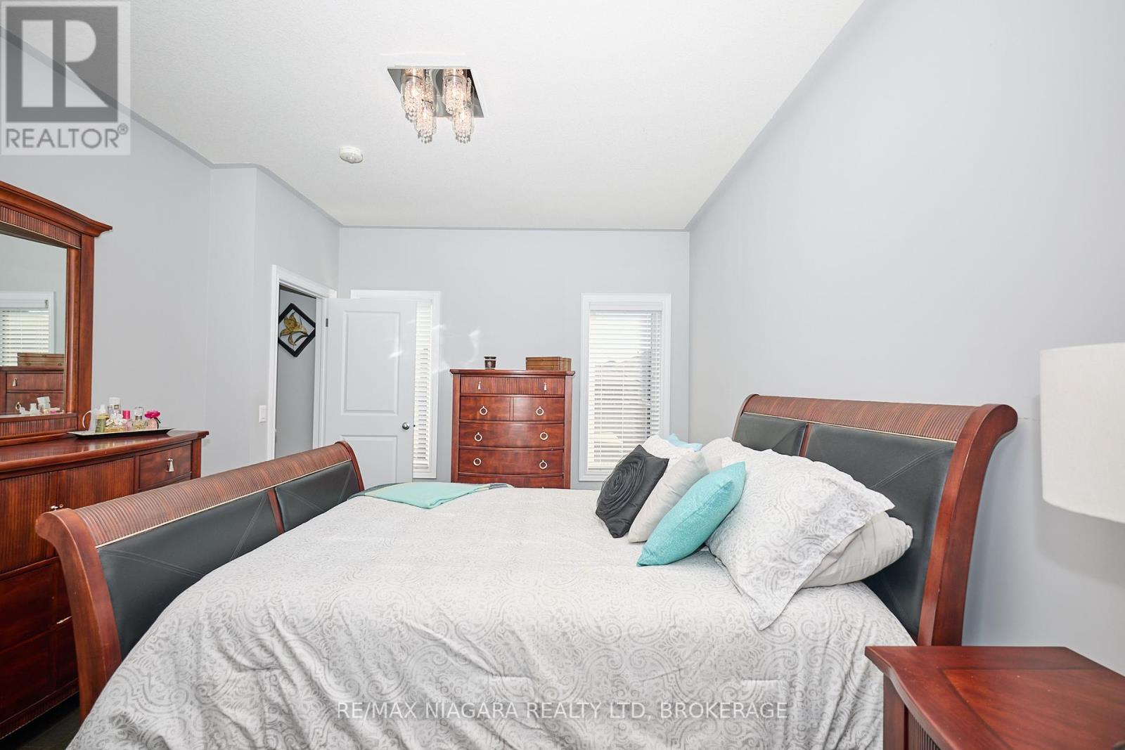 4049 Village Creek Drive, Fort Erie, Ontario  L0S 1S0 - Photo 19 - X12435395