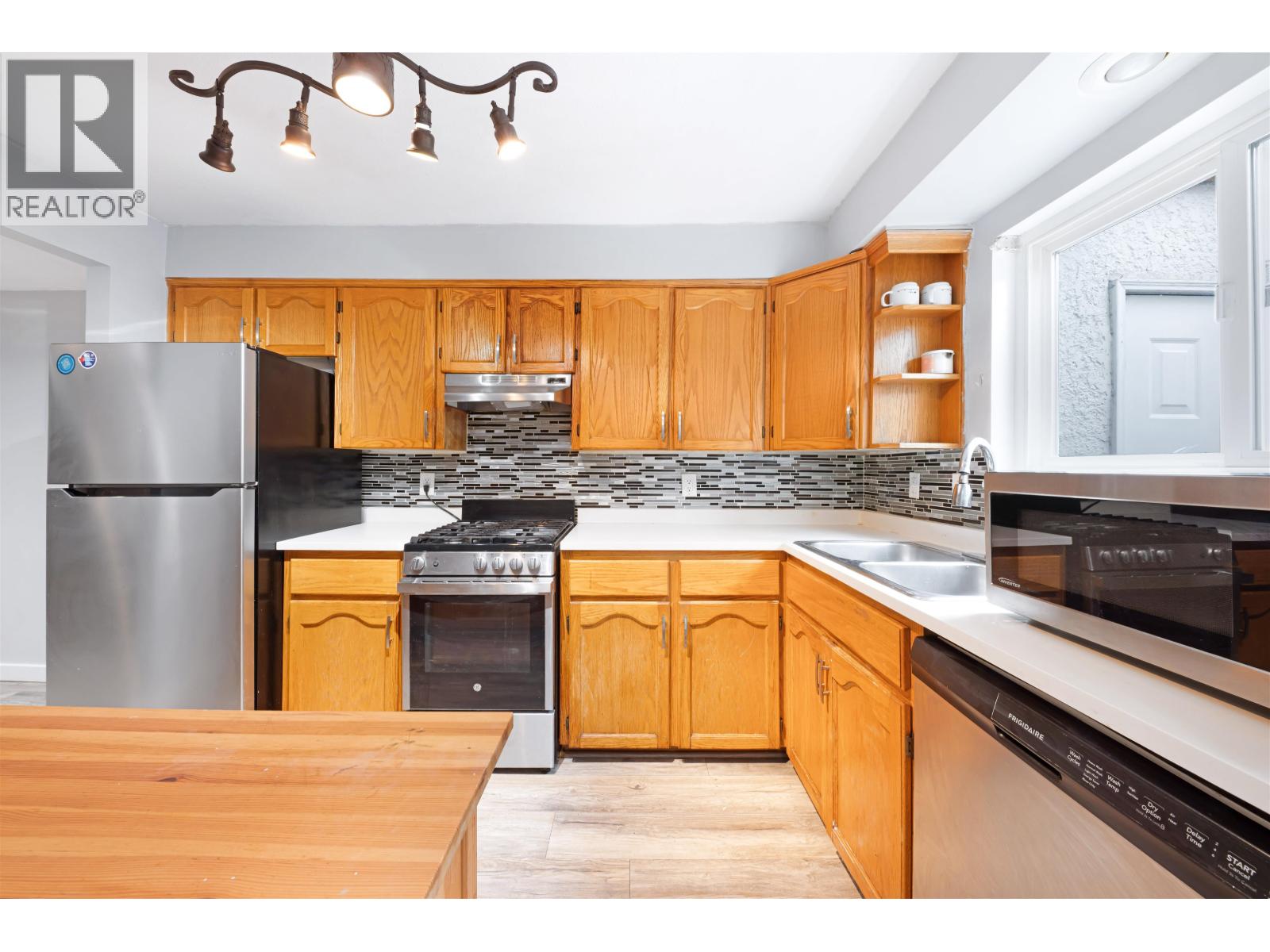 11699 Fulton Street, Maple Ridge, British Columbia  V2X 6L3 - Photo 2 - R3053618