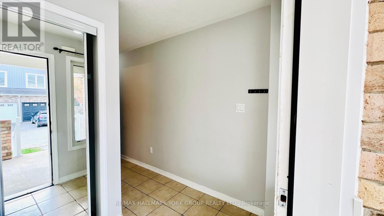9 - 75 Prince William Way, Barrie, Ontario  L4N 0Y9 - Photo 2 - S12431327