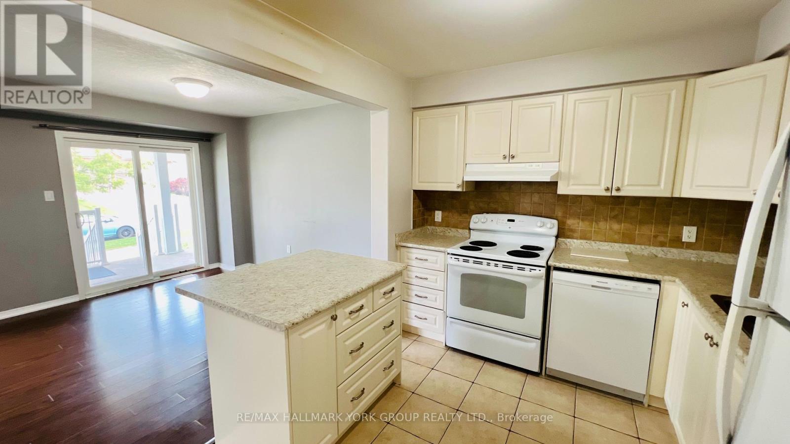 9 - 75 Prince William Way, Barrie, Ontario  L4N 0Y9 - Photo 5 - S12431327