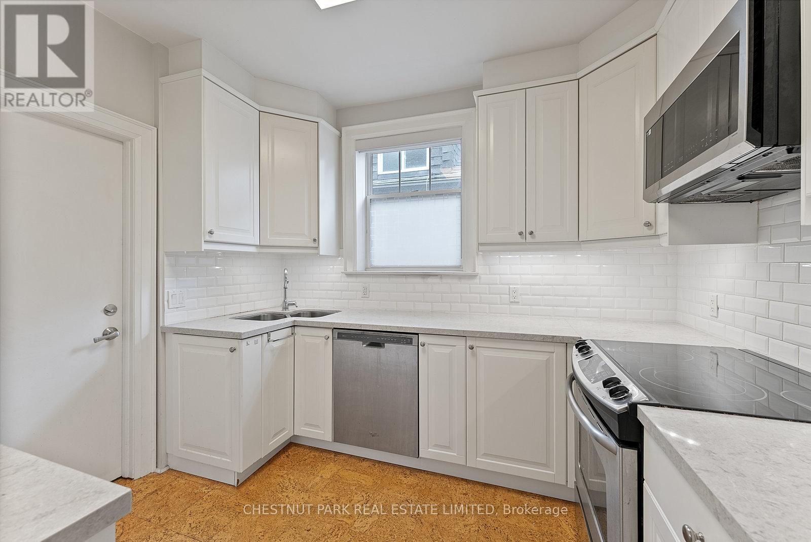 Upper - 472 Oriole Parkway, Toronto, Ontario  M5P 2H8 - Photo 8 - C12435470
